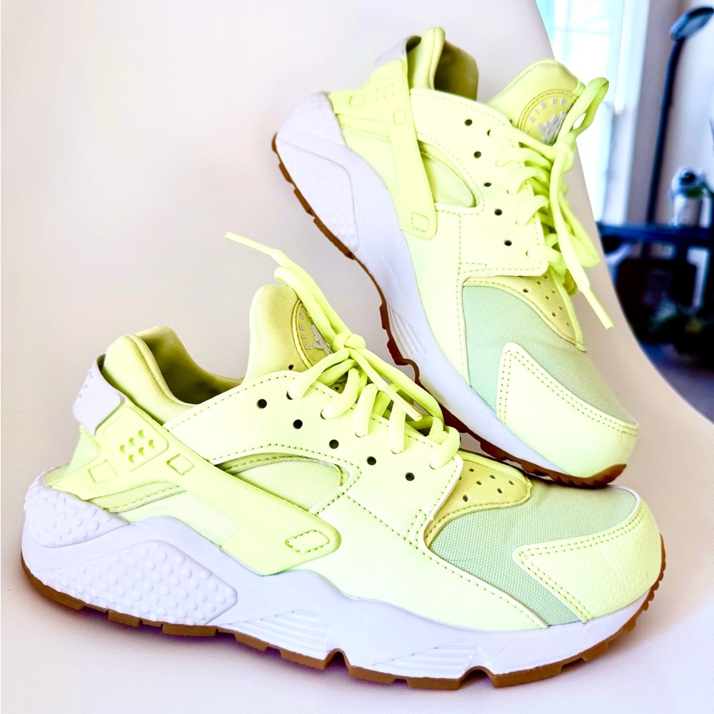 Nike Air Huarache Barely Volt, Neon Lime White Gum – Like New
